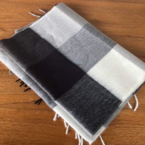 100% cashmere scarf black grey and cream. Brand new. - Picture 2 of 5